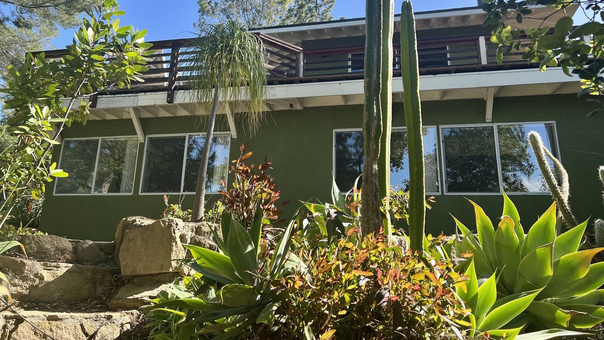 Fernwood House | QUIET. REMODELED. STATE PARK ADJACENT. MOUNTAIN VIEWS.