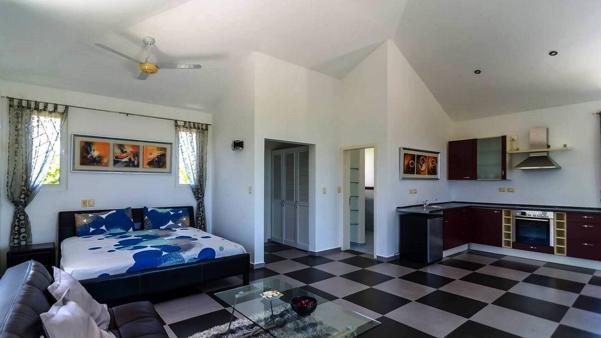 Los Brazos Apartment | Quiet retreat in lush tropical scenery