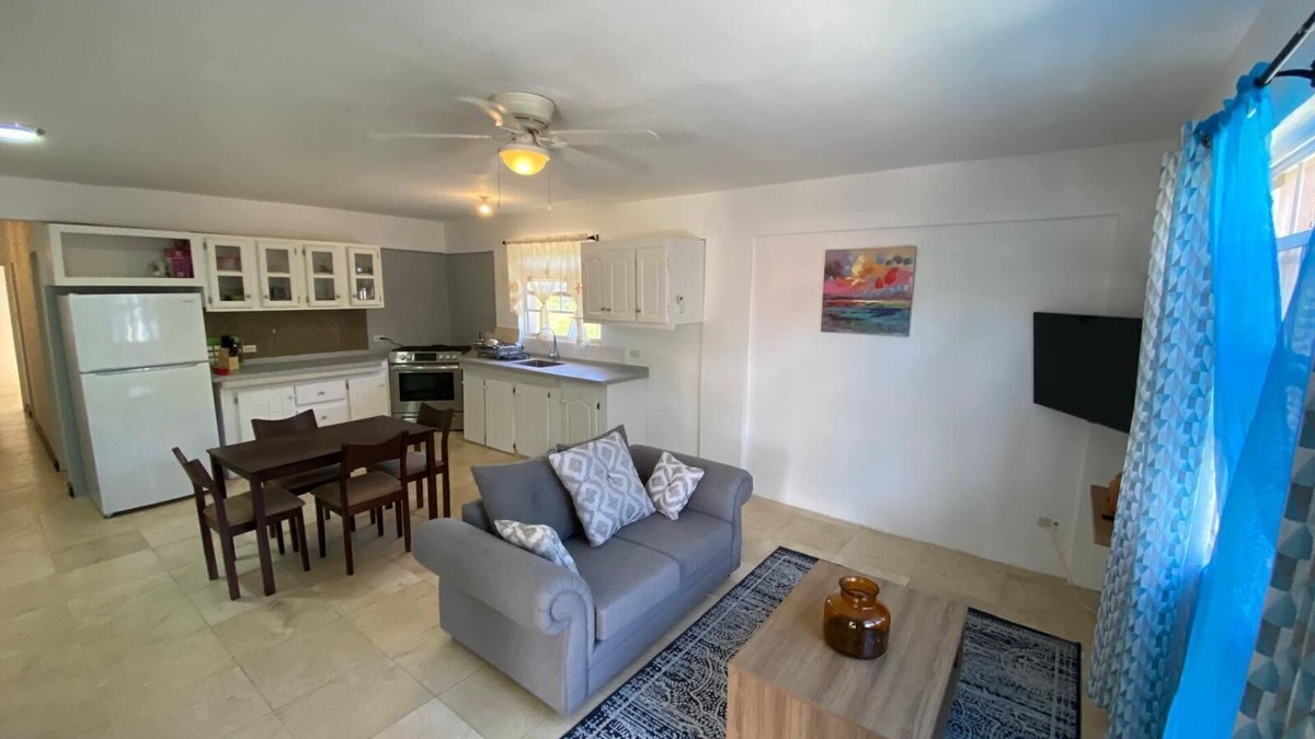 Blades House | Quiet retreat. Minutes from airport, world renowned beach and major city center