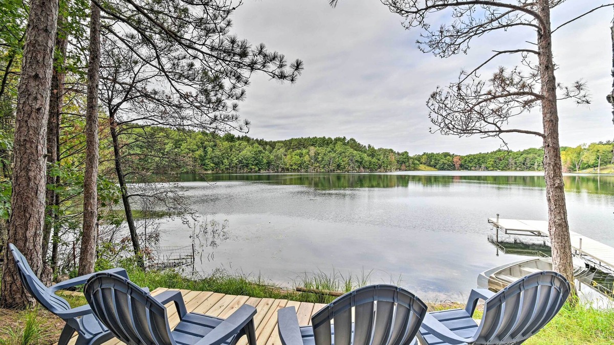 Wautoma House | Quiet Retreat on Lake w/Kayaks, Boats + Bikes!
