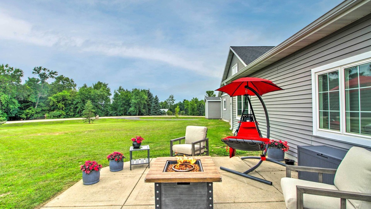Audubon House | Quiet Retreat w/Kayak & Patio, Walk to Lake!