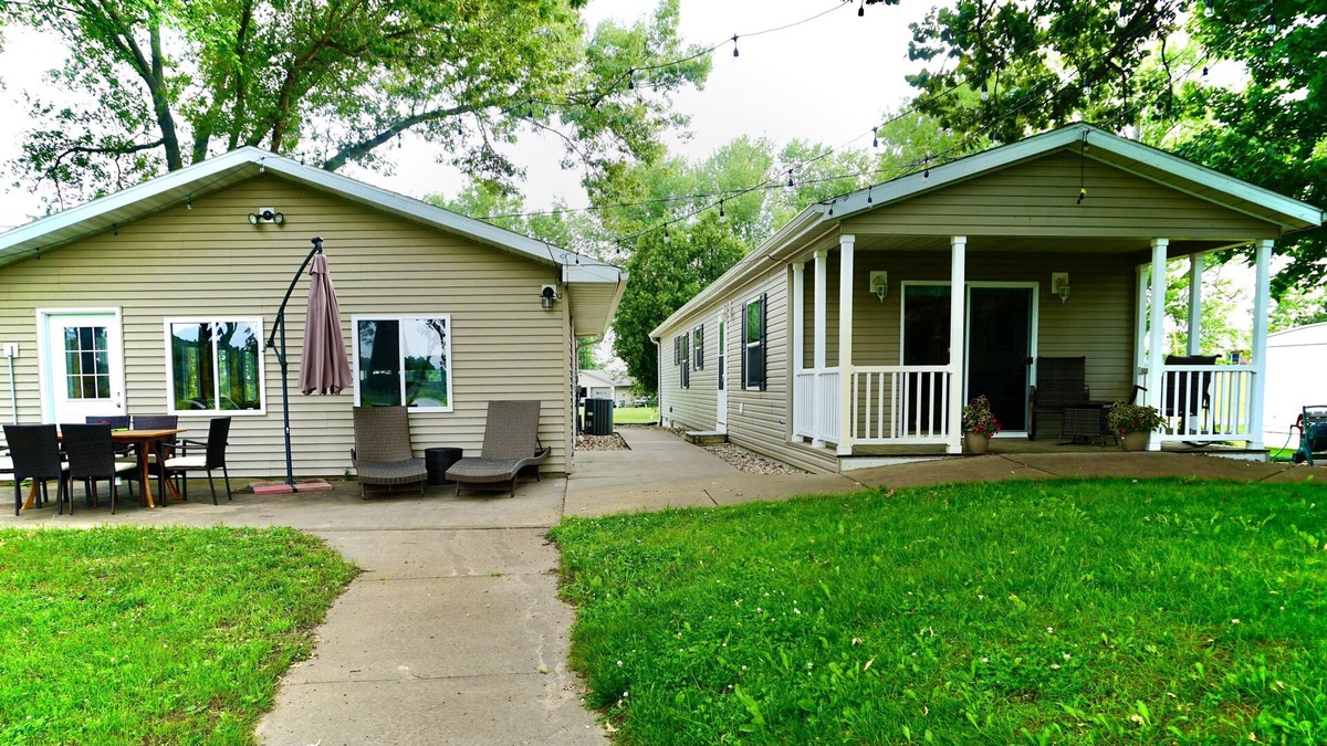 Potosi House | Quiet River Front Home With Additional Rec Area. Near Potosi Brewery