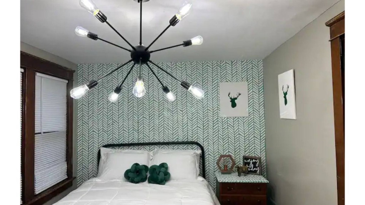 Warren Apartment | Quiet room a block from Trumbull