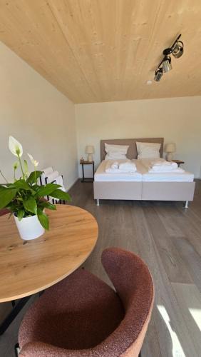Peissenberg House | Quiet Room with Balcony
