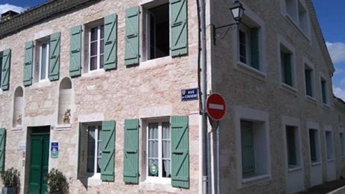 Cologne House | Quiet, spacious B&B with swimming pool and large terrace.