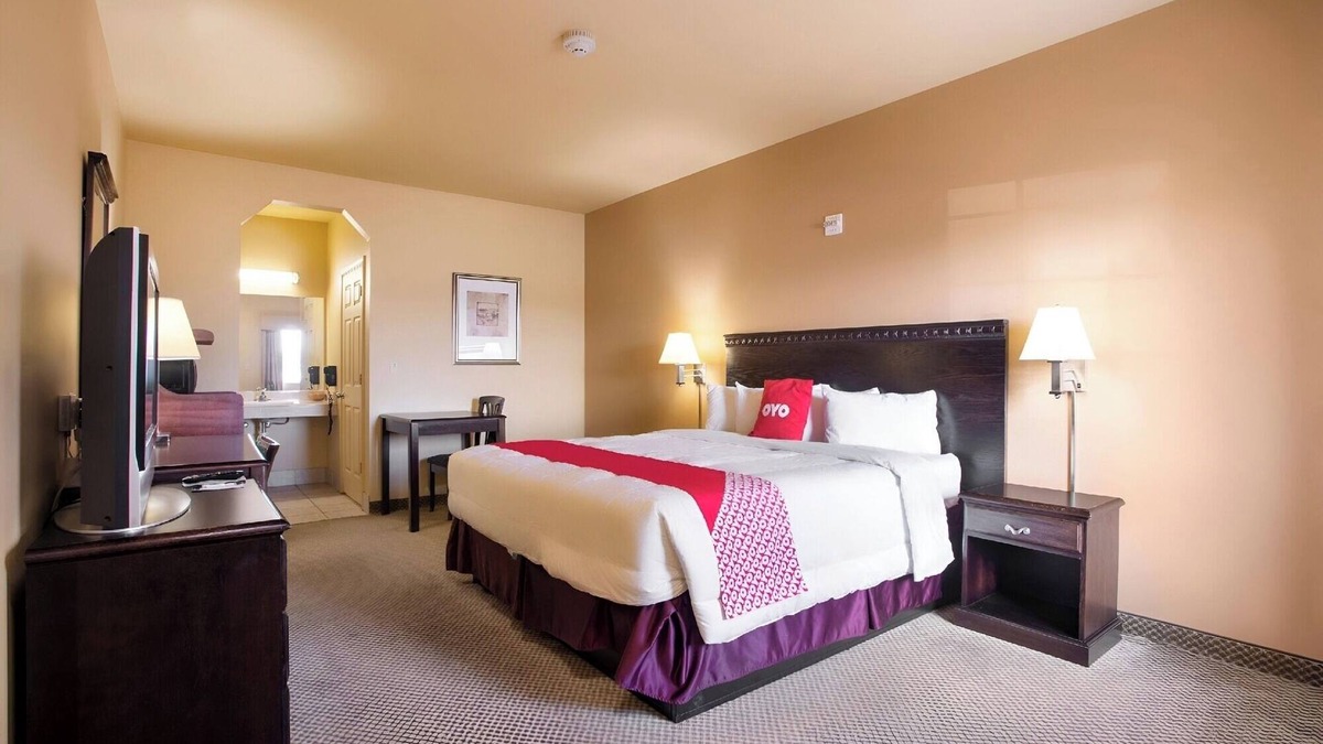 Valley View Hotel | Quiet & Spacious King-Bed Room Ideal for Rest Near Dallas Cowboys Stadium – 22 M
