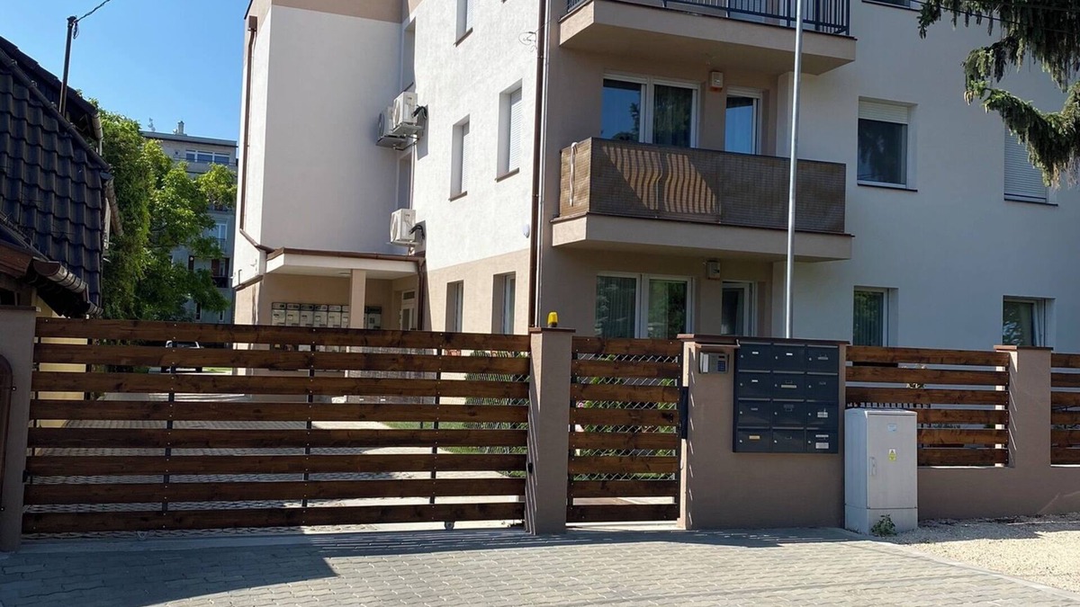 Erd Apartment | Quiet street steps from downtown & train station, 12 mns from Downtown Budapest