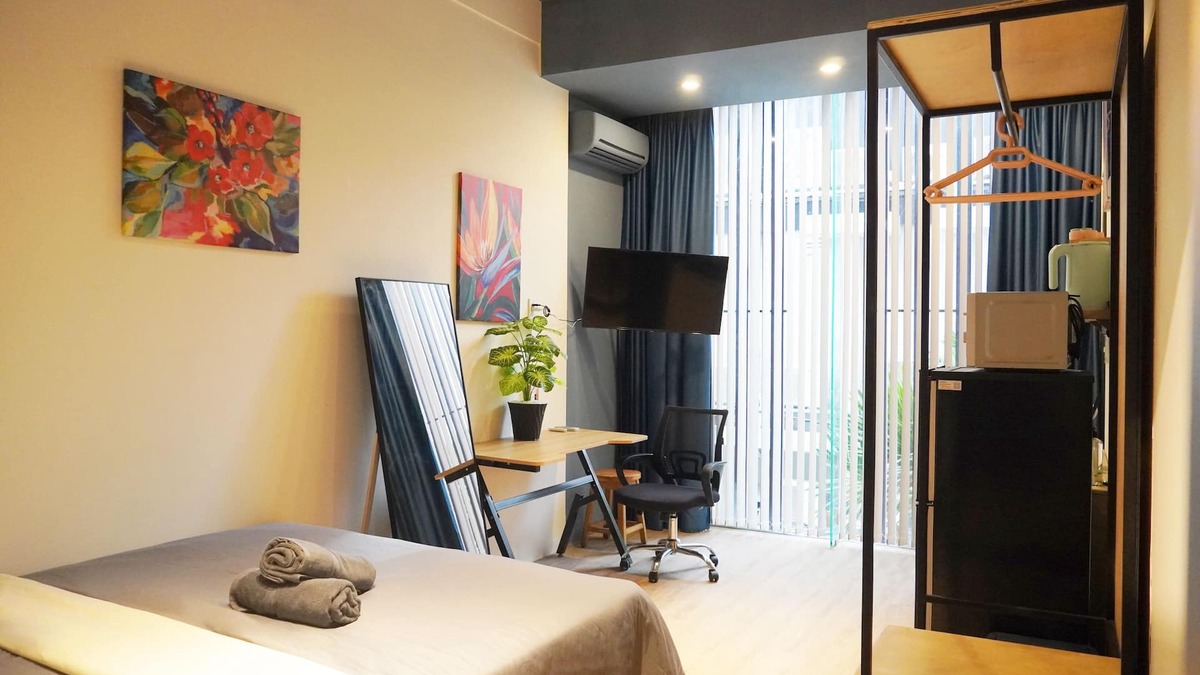 Phu Nhuan Apartment | Quiet Studio with Kitchen in bustling area close to Airport