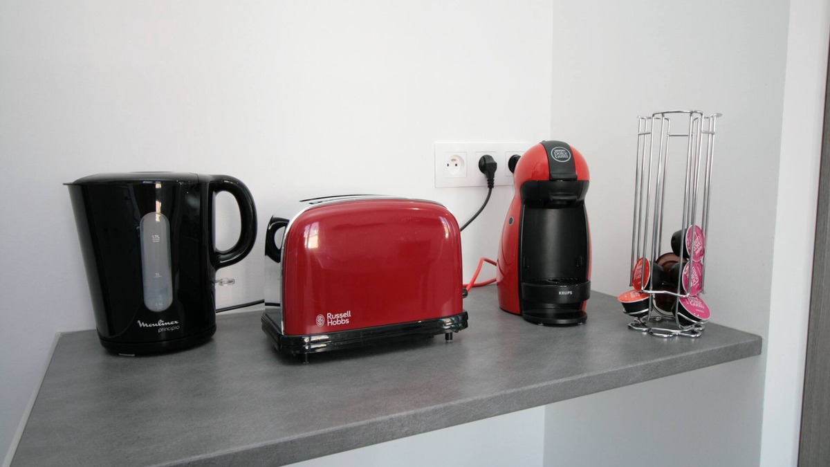 Saint-Quentin Apartment | Quiet studio with courtyard view - wifi, terrace and free parking