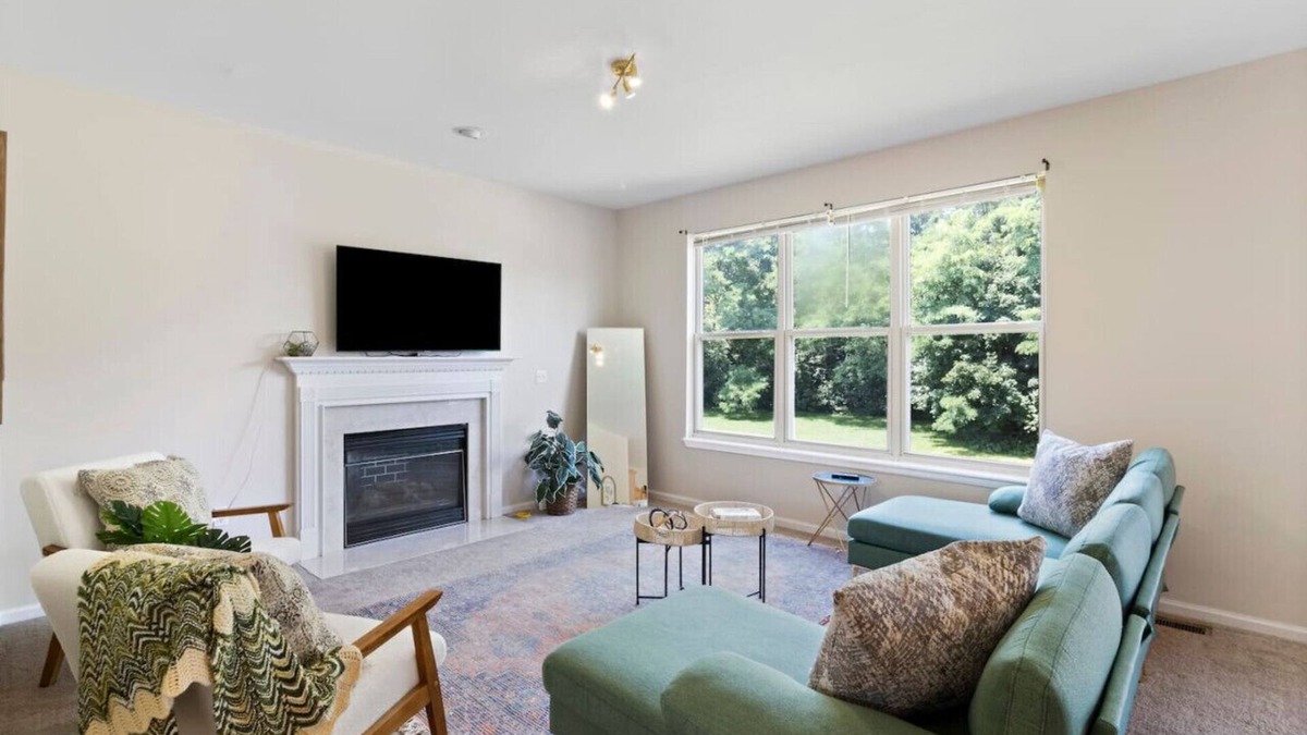 Mitchell Apartment | Quiet Suburban Home with Cozy 70`s Art-Deco Flair