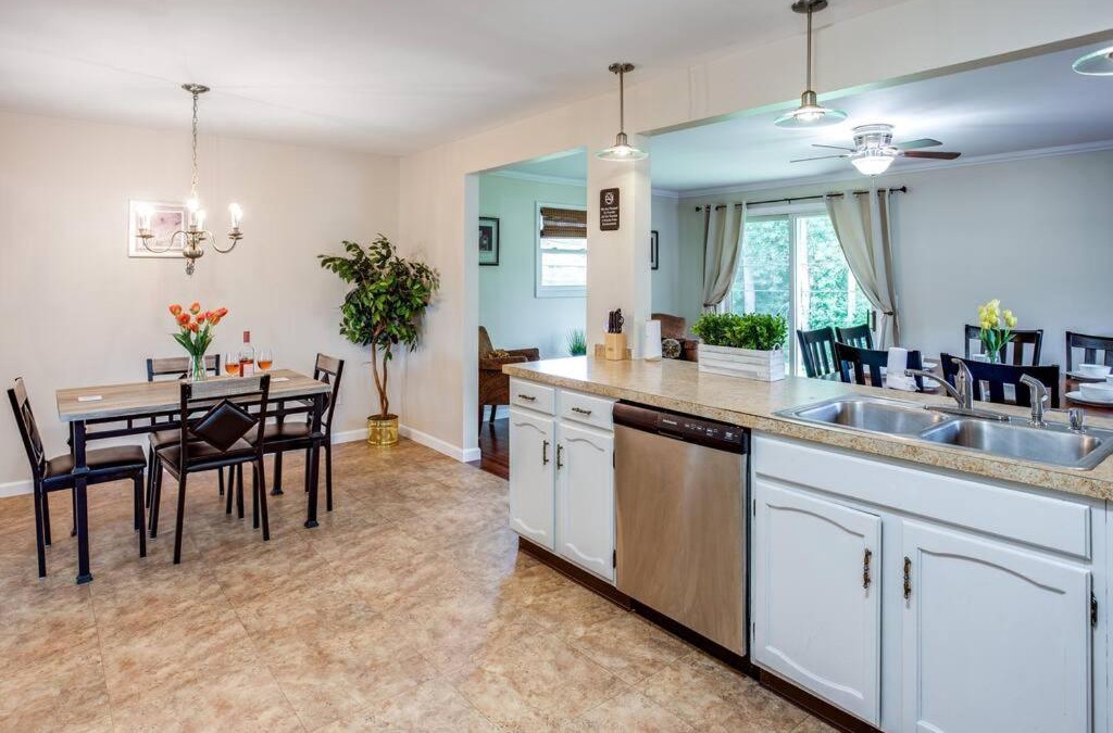 Rochester Apartment | {Quiet Suburban Ranch Hot Tub} Mins Arpt/RIT/DWNT