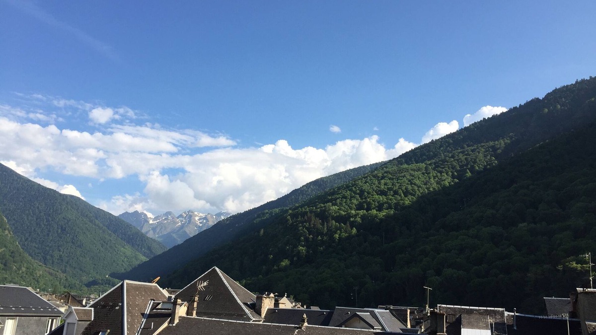 Bagneres-de-Luchon Apartment | Quiet T2 Bis in the center of Bagneres-de-Luchon with balcony and garage