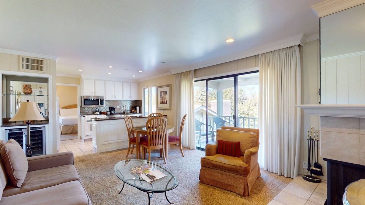 Napa Apartment | Quiet Top-Floor Unit | Private Balcony with Golf Course Views | On-Site Pool