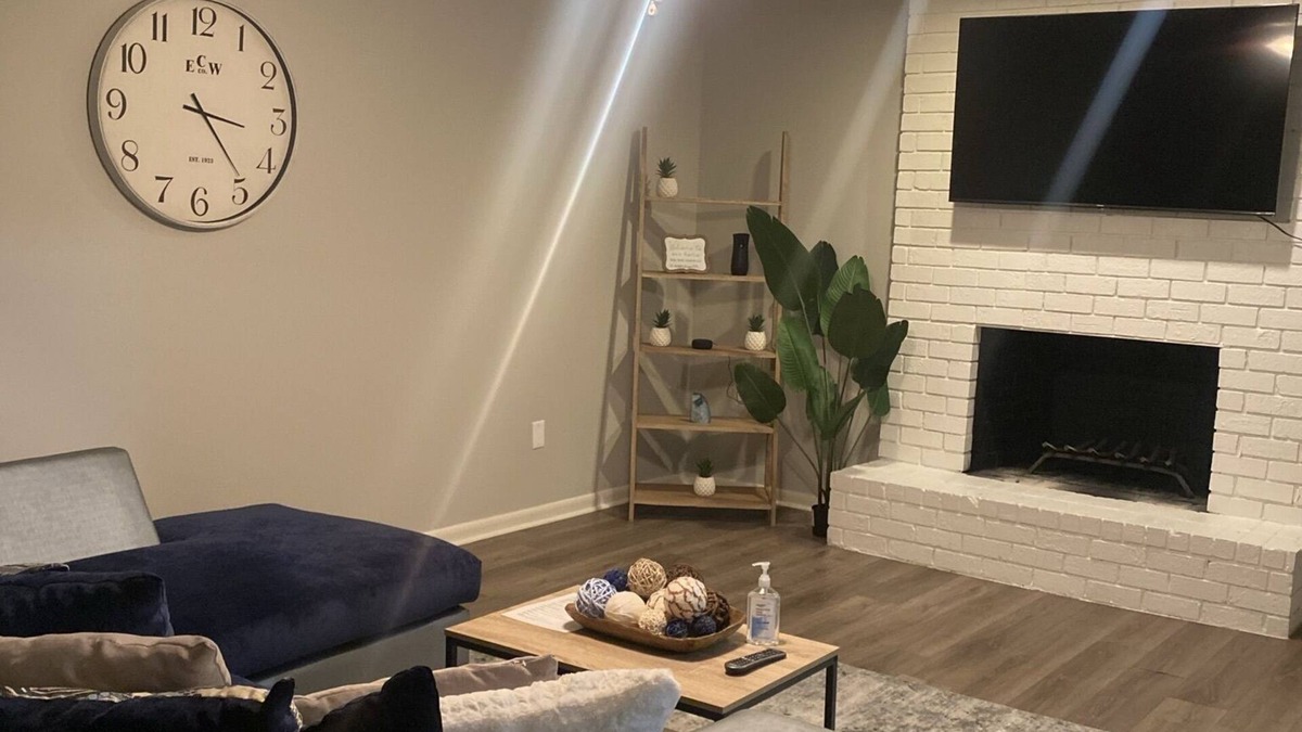 Fondren House | Quiet Townhome close to Bars, Hospitals, and Football Stadium