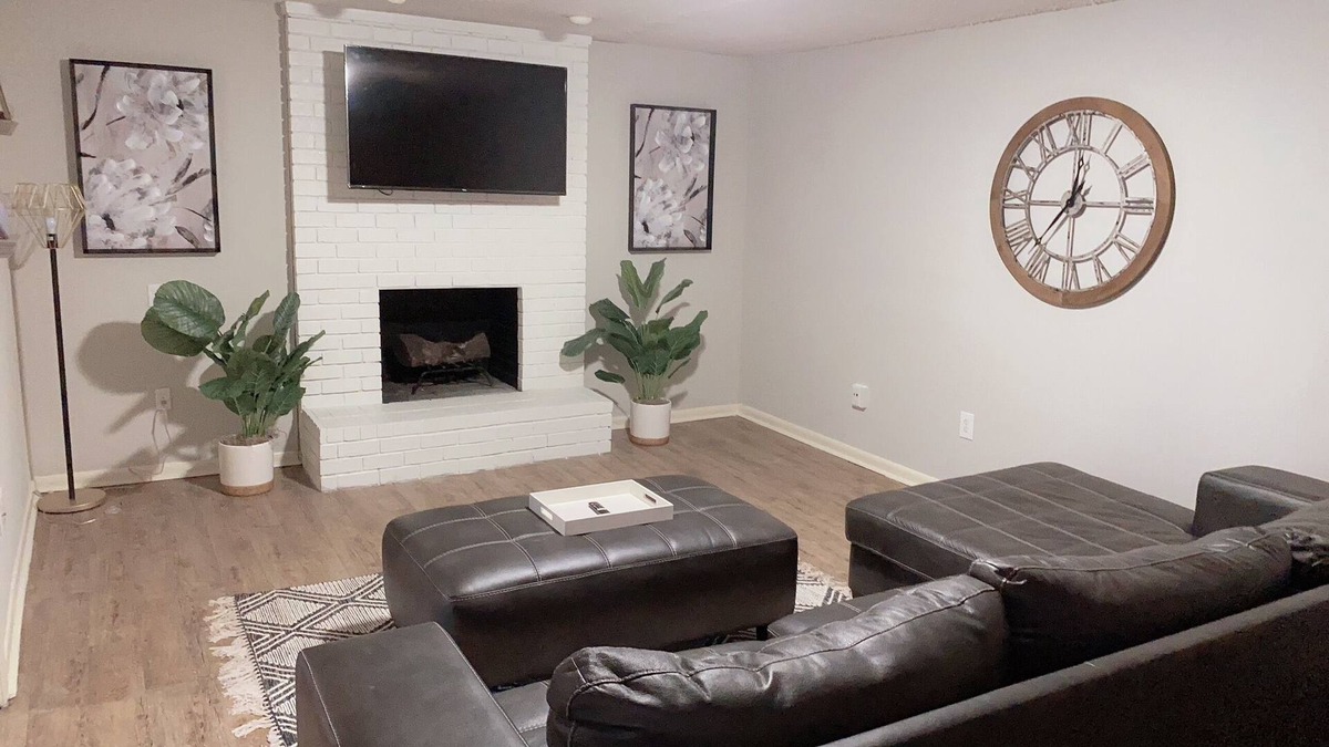 Fondren House | Quiet Townhome within distance of Bars, Hospitals, football Stadium
