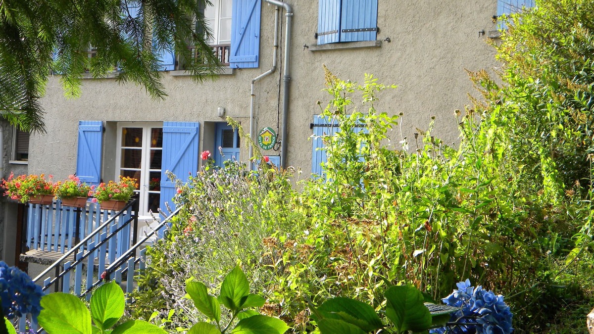 Castelnau-de-Brassac Cottage | Quiet vacation rental in the middle mountains