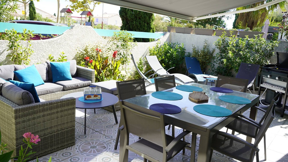 Gruissan Villa | Quiet villa, large terrace, sleeps 7. 50 m from GRAZEL beach