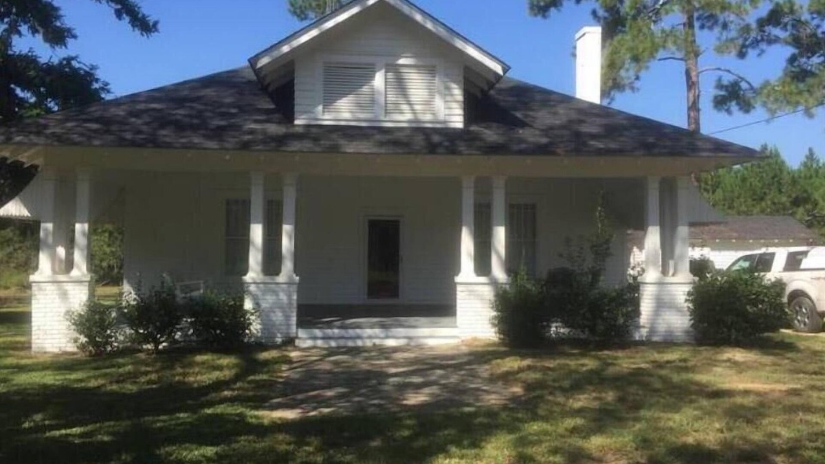 Pitts House | Quiet Wilcox County Retreat-Long Leaf Pine Lodge