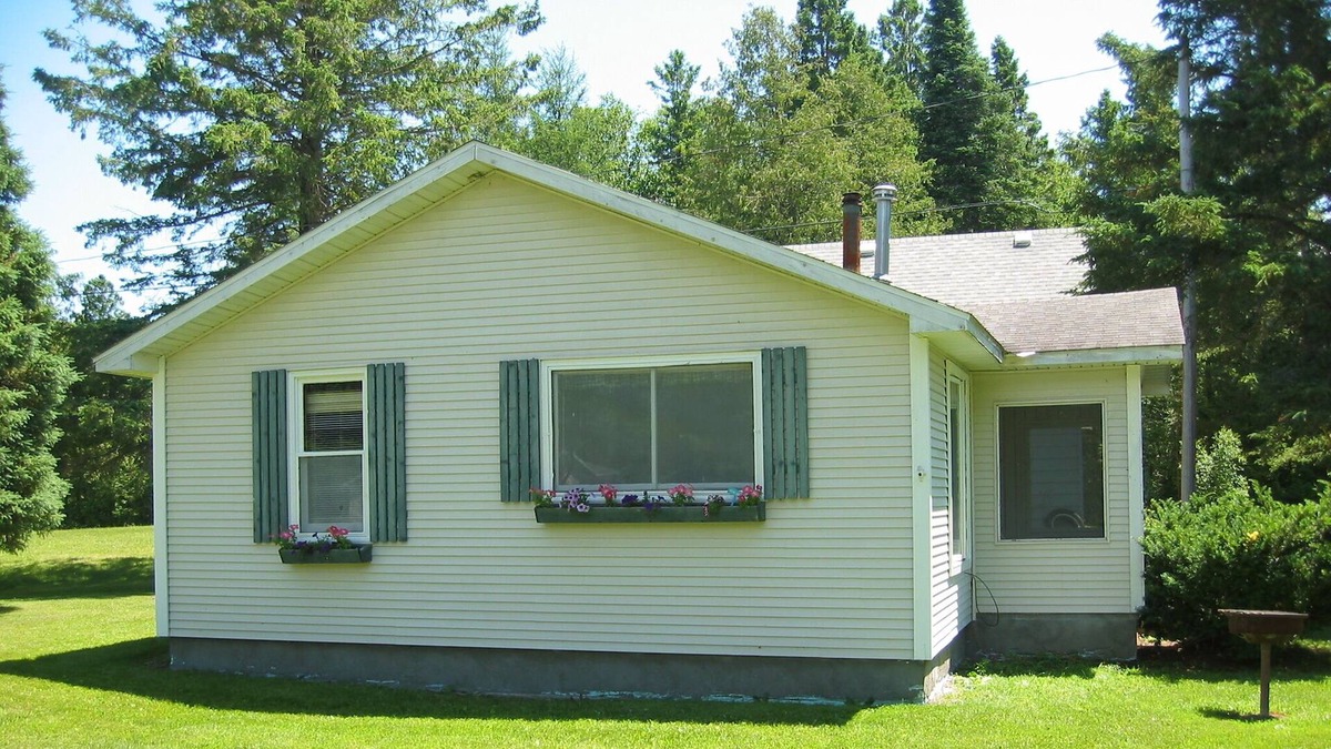 Cheboygan Cottage | Quint Cottage on beautiful Mullett Lake in Northern Michigan