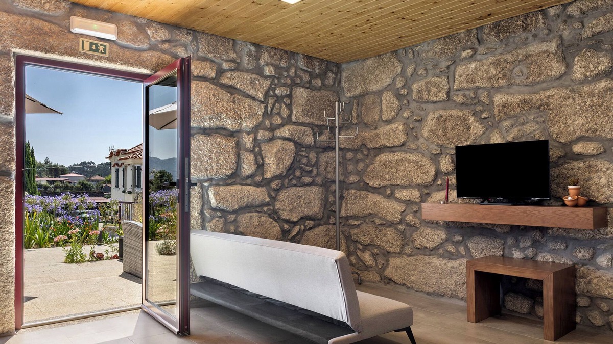 Guilhofrei Villa | Quinta of Carvoeiras 'Casa Do Caseiro - T2' with Lake View, Wi-Fi and Air Conditioning