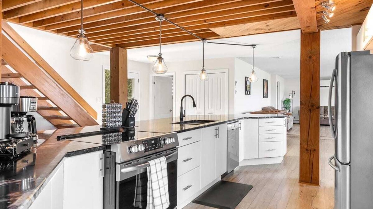 Carrying Place House | Quinte Haven - Waterfront slice of paradise