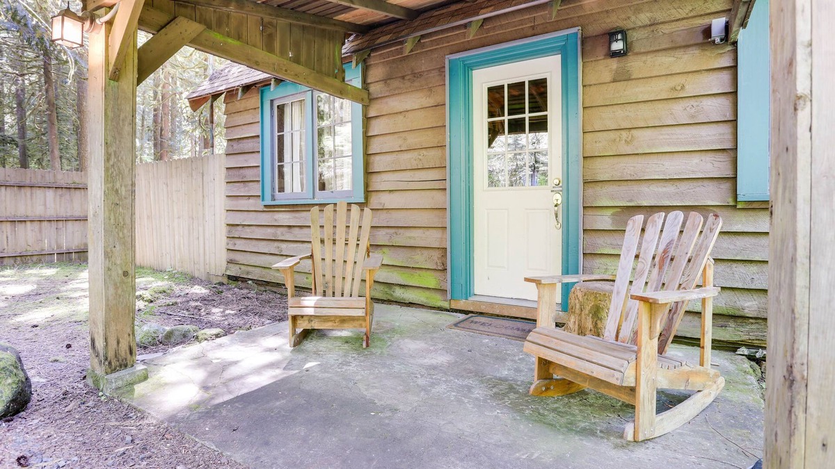 Zigzag Cabin | Quintessential dog-friendly cabin in the woods, within short walk of the river