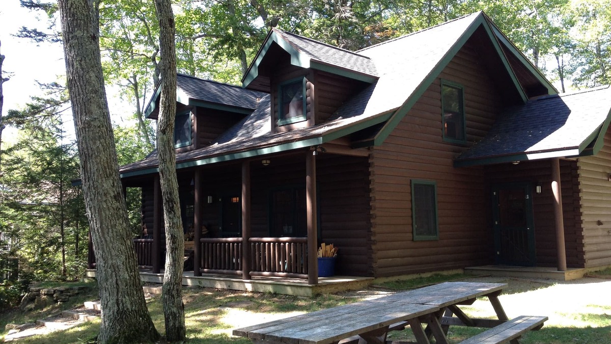 Lincolnville Cabin | QUINTESSENTIAL MAINE LOG CABIN SET ON GORGEOUS LAKE