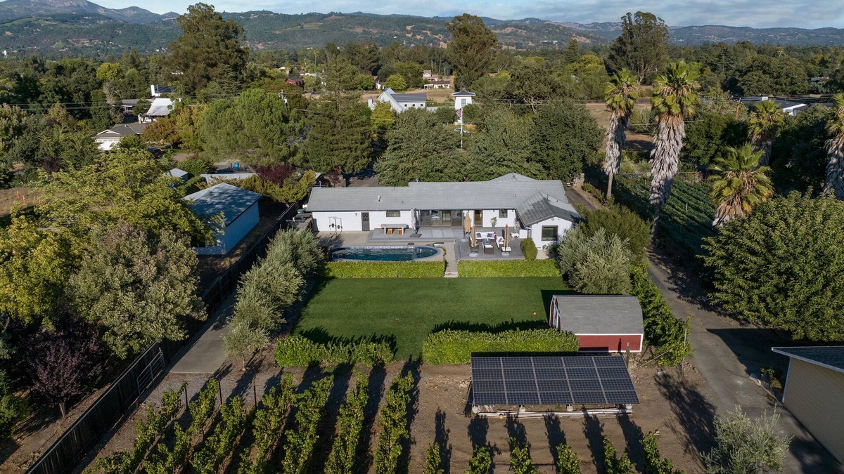Sonoma House | Quintessential wine country home. Pool, views, close to downtown, pets welcome
