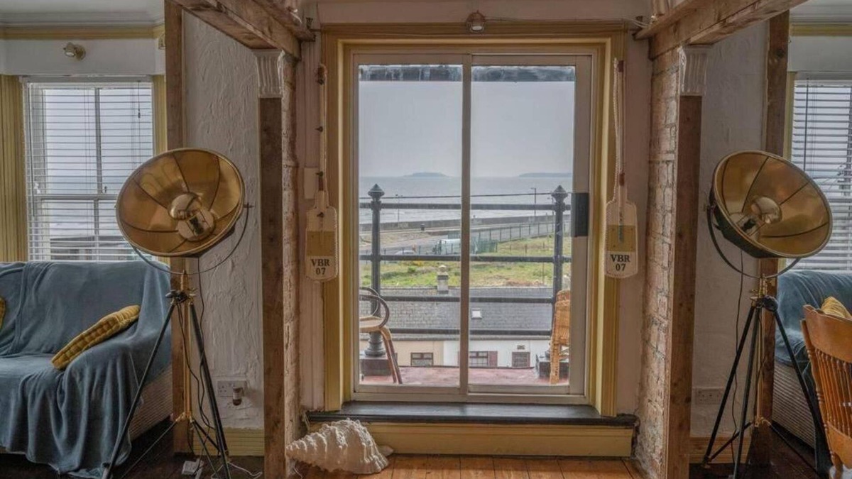 Youghal Apartment | Quirky Apt - Sleeps 6 - Coastal Area - Parking
