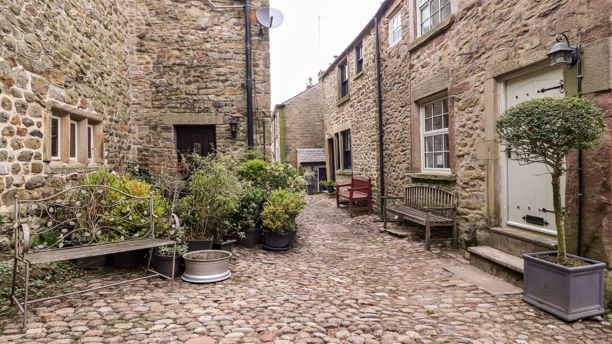 Preston Cottage | QUIRKY IN CHIPPING, pet friendly, with open fire in Chipping