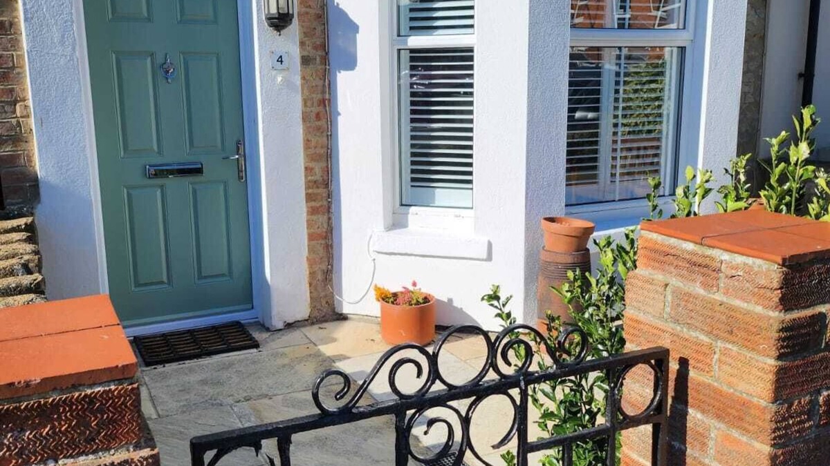 Hythe Apartment | Quite, spacious ground floor flat. 5 mins from sea
