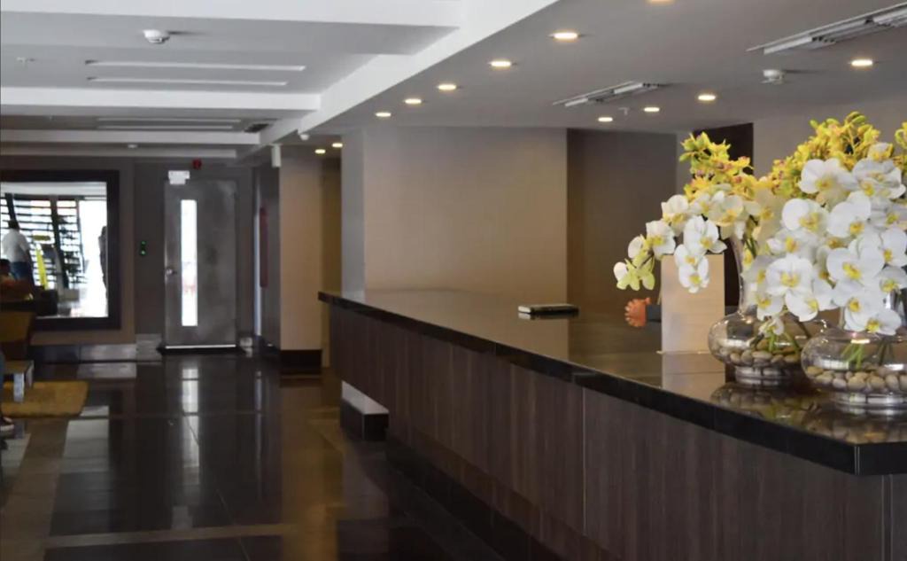 Simon Bolivar House | Quo Habitación en Lujoso Departamento a 1 minuto del Aeropuerto