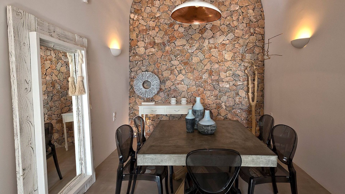 Santorini Villa | R 1228 Vander’s Superior Villa with Private Pool With Break Fast, TV Games & Sea view