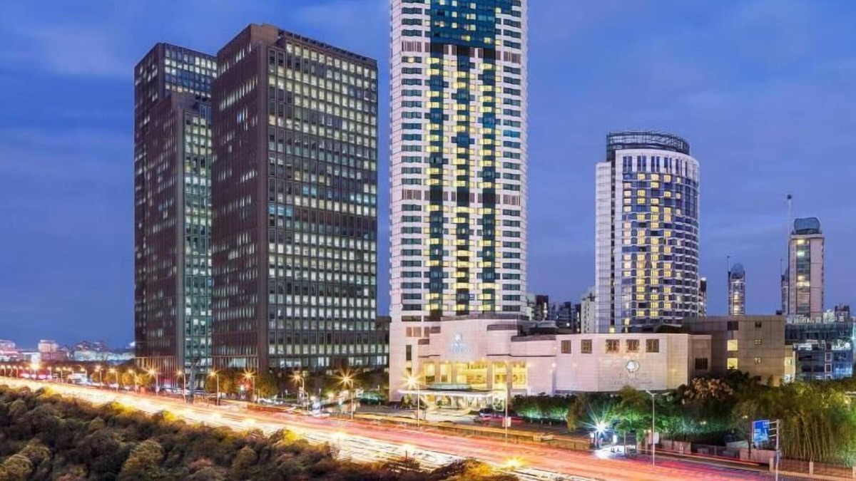 Pudong House | R 1542 Doubletree By Hilton Hotel Shanghai Pudong with Arcade(Game) Room , Garden , And Tennis Court