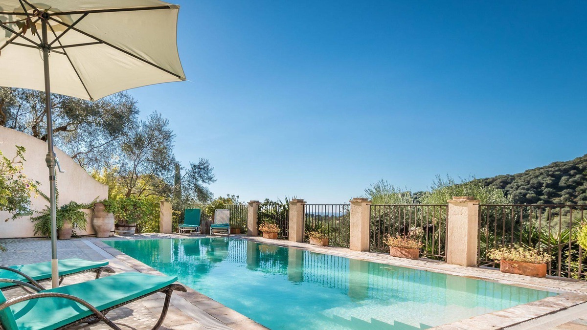 Kavvadades Villa | R 3100 Villa Felman With Maid Service : Two times weekly.Mountain View & Bath Amenitie