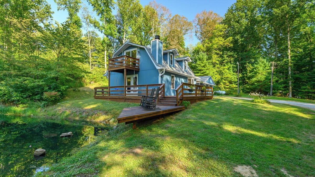 Helmsburg House | R&R Creekside a peaceful 3BR, 2BA, 7AC Wooded, Pond, Hot Tub, Firepit, 6 Guests