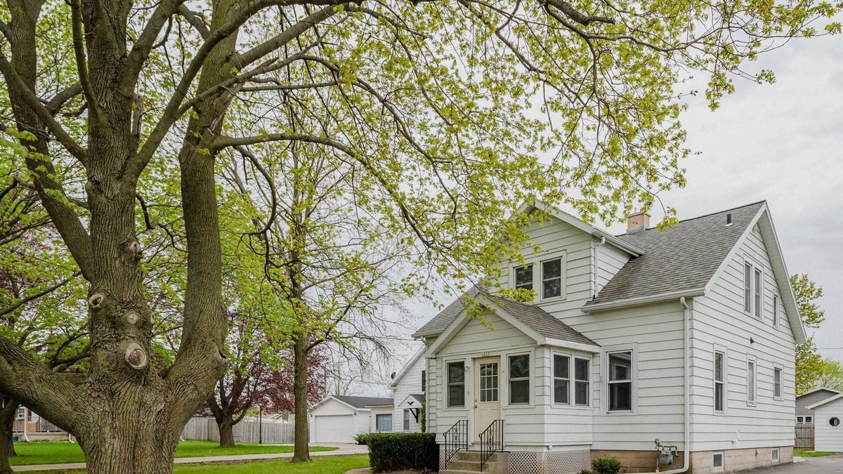 Manitowoc House | R&R on Rapids Rd Summ