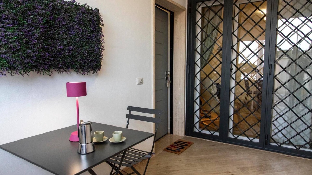 Ciampino Apartment | R4 STUDIO APARTMENT WITH PATIO AND GARDEN