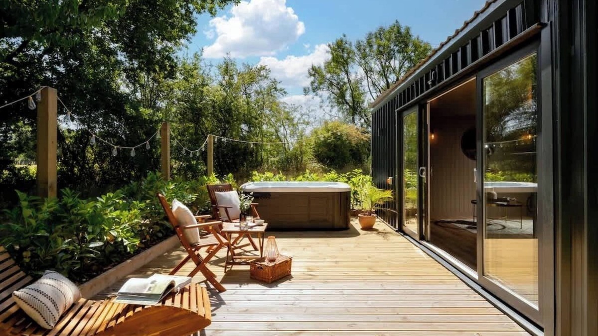 Malmesbury Cabin | Rabbits Warren - Cotswolds Stay with Sauna and Hot Tub