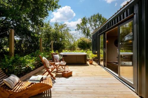 Malmesbury House | Rabbits Warren - Cotswolds Stay with Sauna and Hot Tub
