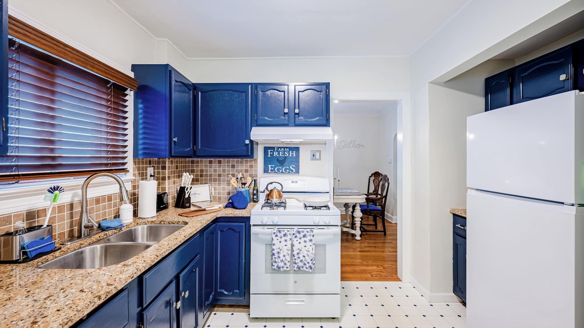 Toledo House | Rachel's Hideaway, 3 brm, king, kitchen, big yard, ample parking, laundry.
