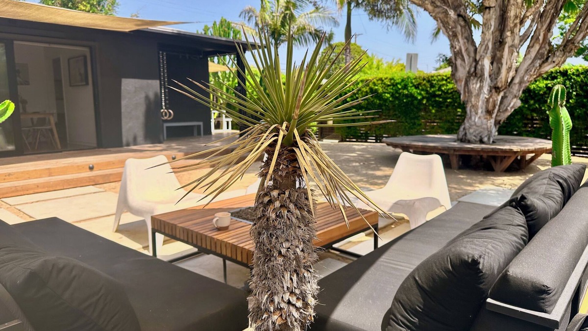 Mar Vista House | Rad Stay Mar Vista. Open concept two bedroom house with large private yard.