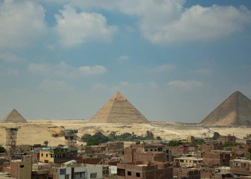 Kafrat al Jabal Hotel | Radiant Pyramids View