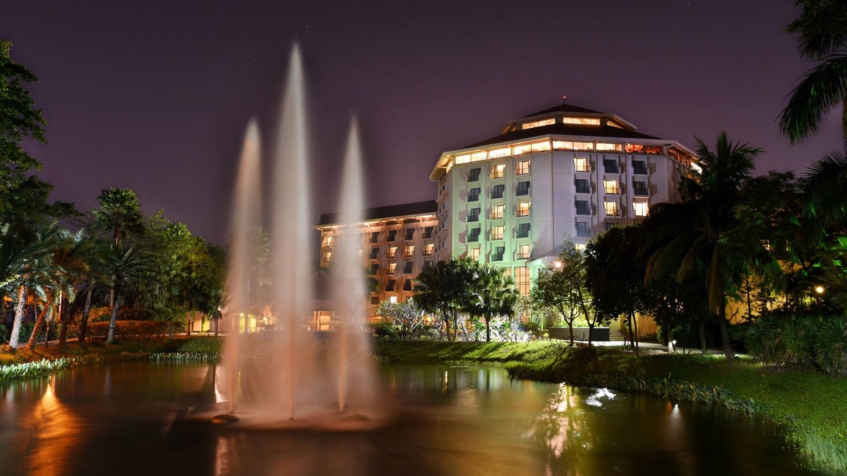 Dhaka Hotel | Radisson Blu Dhaka Water Garden