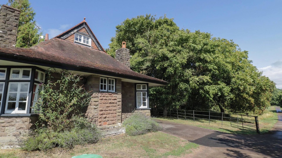 Monmouth Cottage | RAGLAN LODGE, family friendly, character holiday cottage in Monmouth