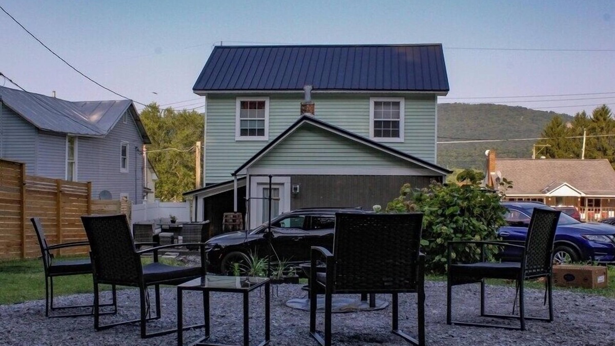 Rockhill Furnace House | Railroad Retreat house n4 bedrooms, 2 Bath, Steps from East Broad Top Railroad