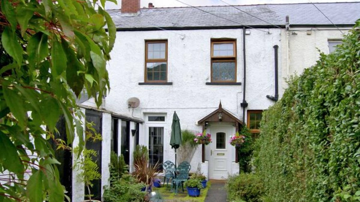 Fairbourne Cottage | RAILWAY COTTAGE, family friendly, with a garden in Fairbourne