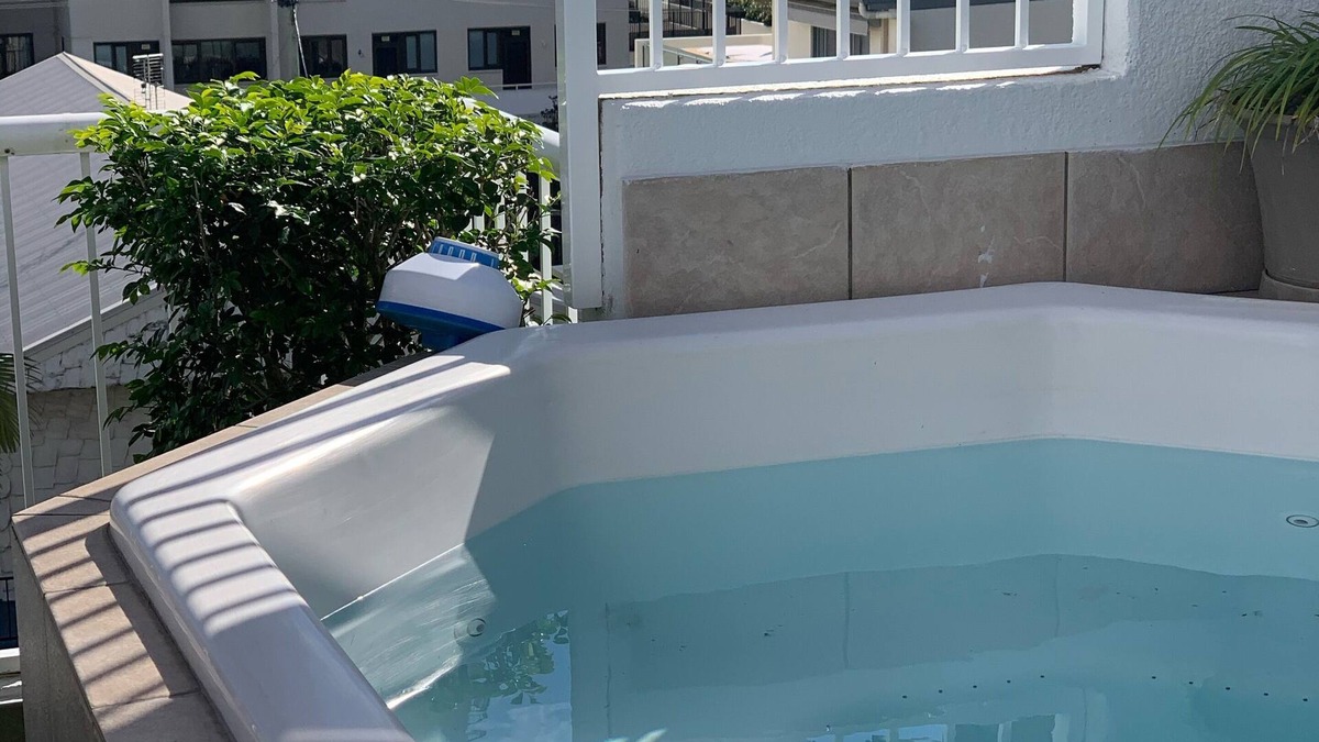 Coolangatta Apartment | ‘RAINBOW RETREAT@THE BAY - Private Rooftop Terrace and SPA plus Ocean Views!
