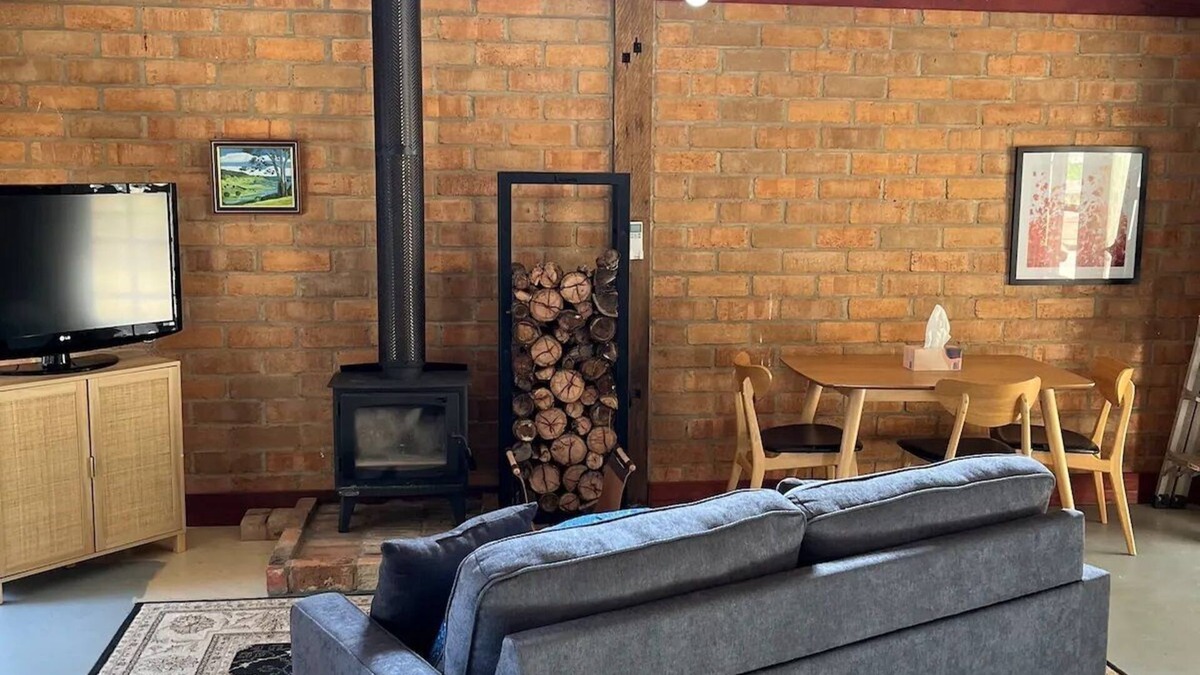 Warrenbayne Cabin | Rainbow valley bunkhouse