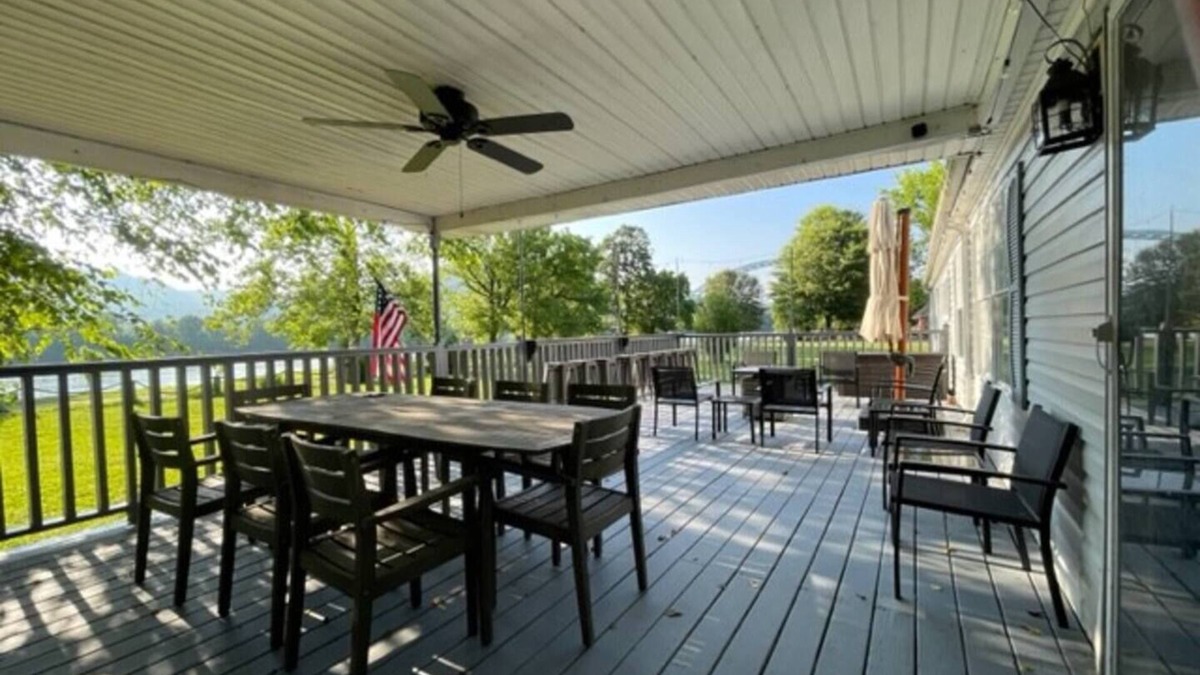 South Pittsburg House | Rainbows End River Lodge